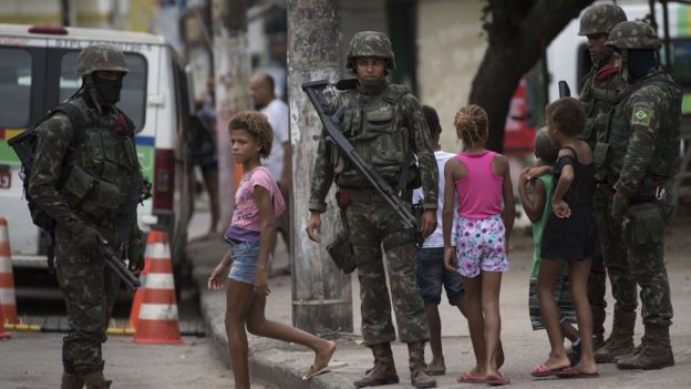 Soldados em meio a crianças em ruas do Rio de Janeiro