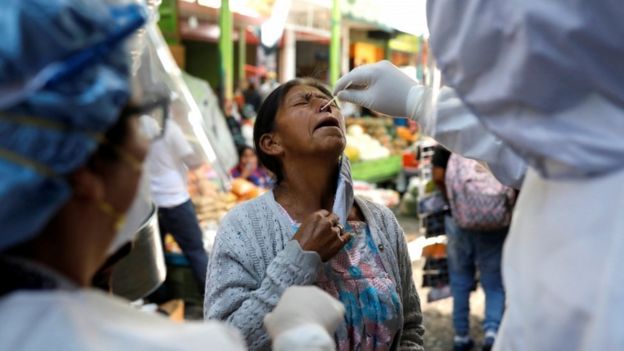 Una mujer es controlada para detectar covid-19 en Guatemala.