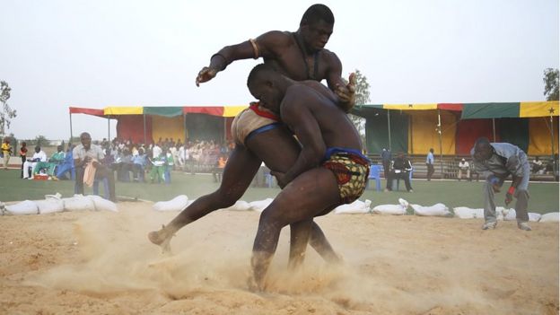 La lutte est un sport qui demande beaucoup de préparation, ici, des sportif en plein entraînement.
