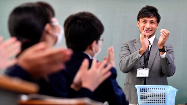 Rodrigo Igi diante de seus alunos no Japão