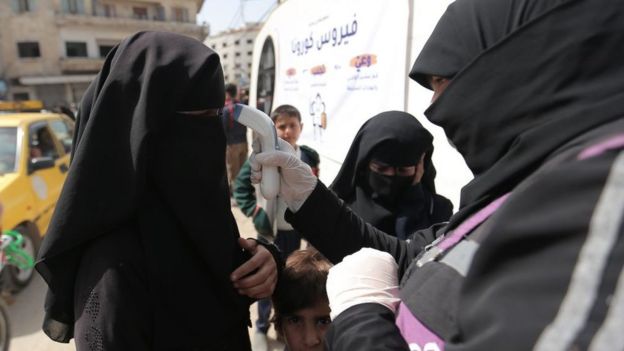 Beyaz Baretliler, koronavirüs önlemleri kapsamında İdlib'de vatandaşların vücut ısısını ölçüyor
