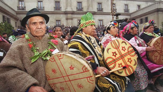 Indígenas mapuches en el Palacio de la Moneda en 1999.