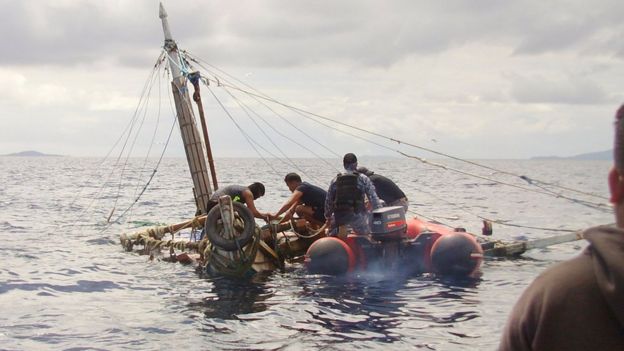 Guarda Costera de Filipinas inspecciona un barco en zozobra en el que los pescadores fueron asesinados por supuestos piratas