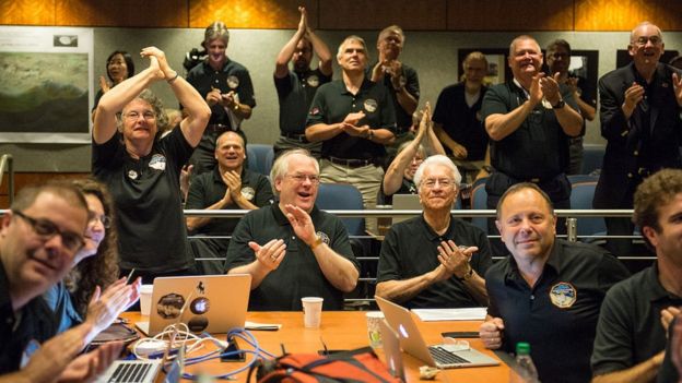 Científicos de la NASA celebran el éxito de la misión New Horizons.