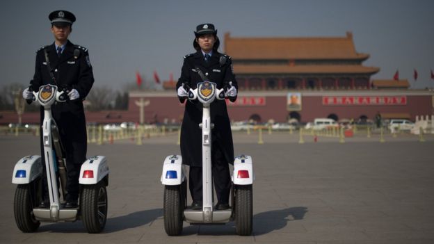 Policías con Segways en China