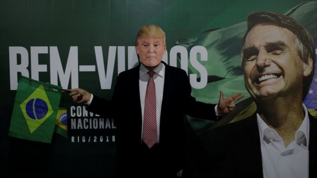 Un seguidor de Jair Bolsonaro usa una máscara de Donald Trump.