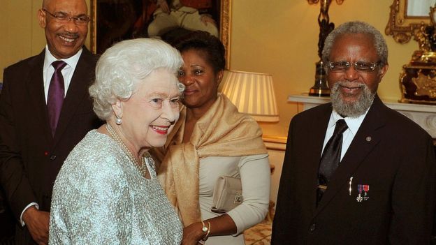 La reina Isabel II y el gobernador general de Belice, Colville Young, en el Palacio de Buckingham en 2012.