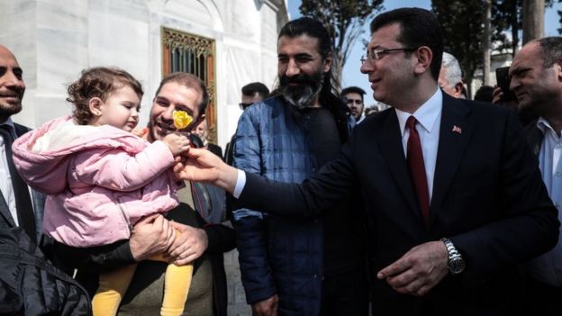 Ekrem İmamoğlu, Fatih Camii´ndeki Cuma namazı çıkışında bir çocuğu seviyor (5 Nisan 2019)