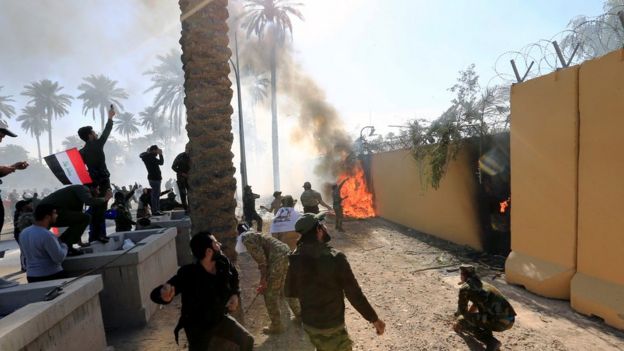 Manifestantes ante la embajada estadounidense en Irak.