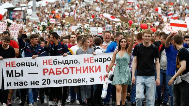 Protestocular kendilerine "koyun" diye Lukaşenko'ya yanıt olarak "Biz işçiyiz" yazılı pankart taşıyor