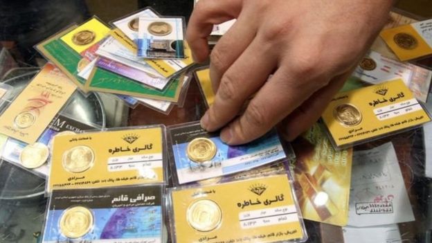 کاهش ارزش ریال در ماههای اخیر باعث شده عده زیادی برای حفظ ارزش داراییها خود کالاهایی نظیر طلا و سکه بخرند