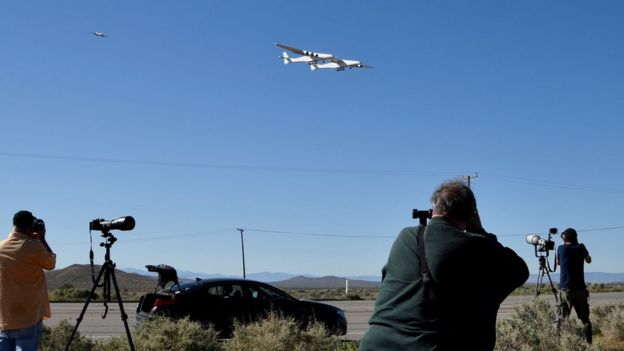 Voo inaugural do Stratolaunch no deserto de Mojave