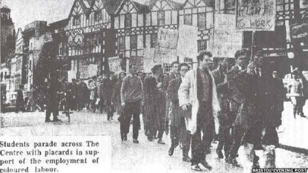 当年的剪报照片：1963布里斯托尔大学生参加抗议布里斯托尔公交公司种族歧视政策的运动。