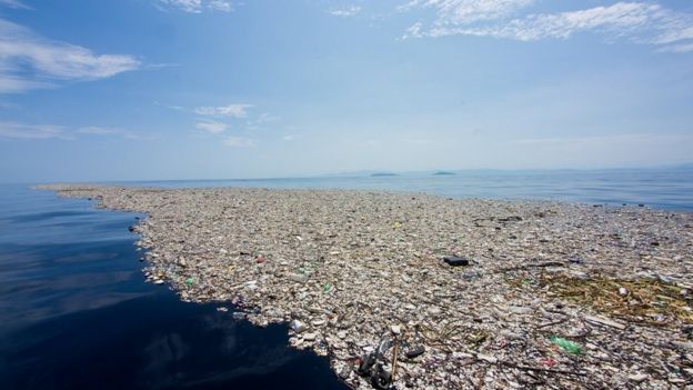 Ilha de lixo no mar do Caribe