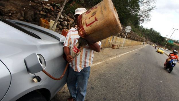 AFP El gobierno cree que con la medida acabará con el contrabando de gasolina hacia Colombia y Brasil.