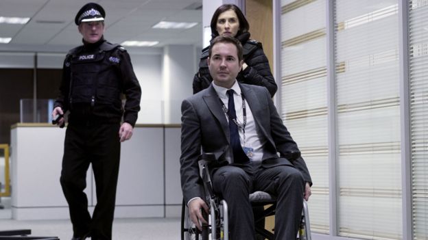 Adrian Dunbar, Martin Compston e Vicky McClure em linha de dever