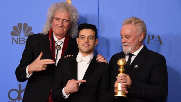 Rami Malek con Brian May y Roger Taylor de Queen
