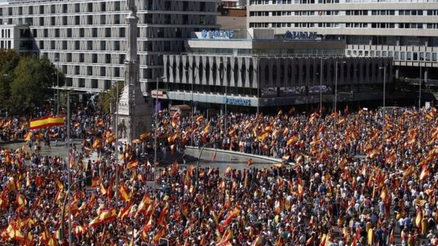 استفتاء كتالونيا : مظاهرات مؤيدة للوحدة في إسبانيا _98218492_bb475273-00ba-4851-af47-1182e8b13a67