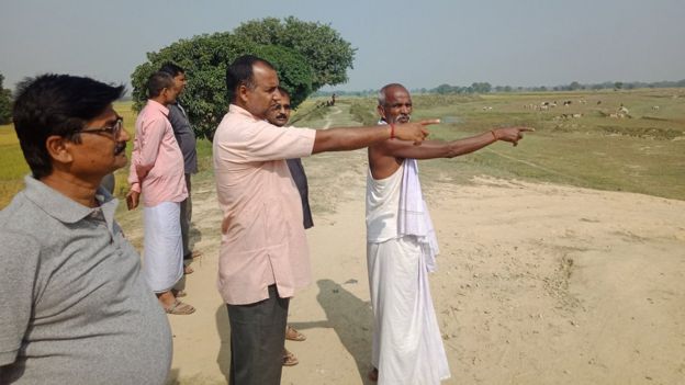 सीमामा रहेको तीनकुने स्तम्भ गायब गरिएको र नेपालको मिचिएको भू–भाग देखाउँदै गाउँले, साथमा सप्तरीका छिन्नमस्ता गाउँपालिकाका जनप्रतिनिधि ।