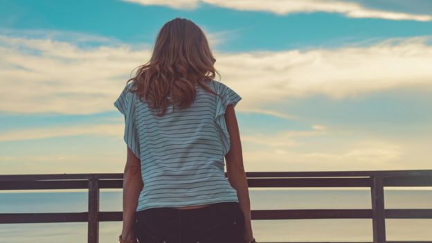 Mujer mirando el horizonte.