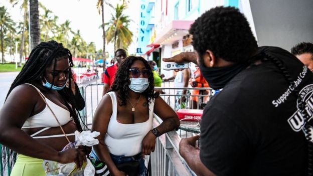 Toma de temperatura en un restaurante de Miami Beach