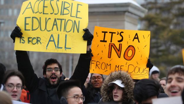Protesta de estudiantes en Toronto.