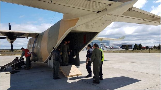 Personal militar en un avión del ejército de Chile