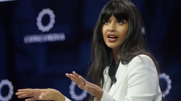 Jameela Jamil fala em palco