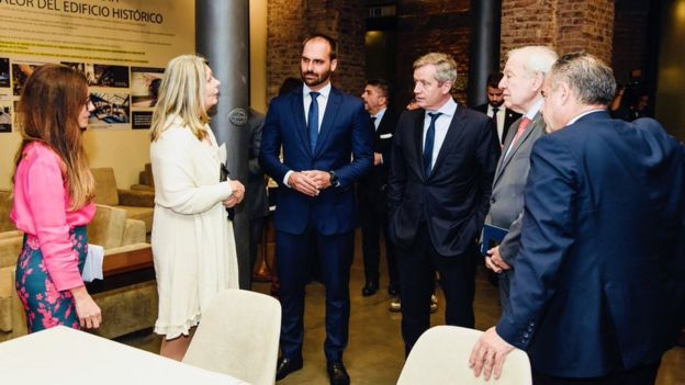 A presidente da Comissão de Relações Exteriores da Câmara de Deputados da Argentina, Cornelia Schmidt-Liermann (de branco), em encontro com o deputado brasileiro Eduardo Bolsonaro, com outras pessoas ao redor.