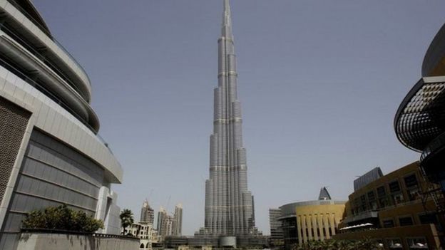 Jumba la Burj Khalifa lililopo mjini Dubai ndio jumba refu zaidi duniani likiwa na urefu wa mita 800.
