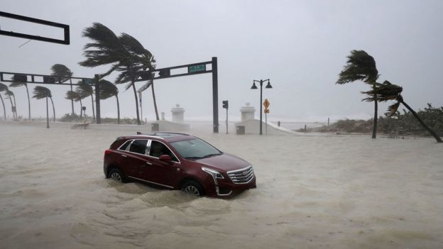 Un auto abandonado en North Fort Lauderdale Beach Boulevard, mientras Irma golpeaba el sur de Florida.