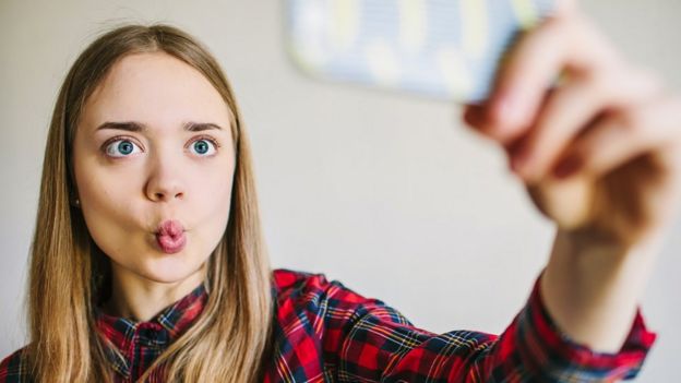 Adolescente tomándose una selfie