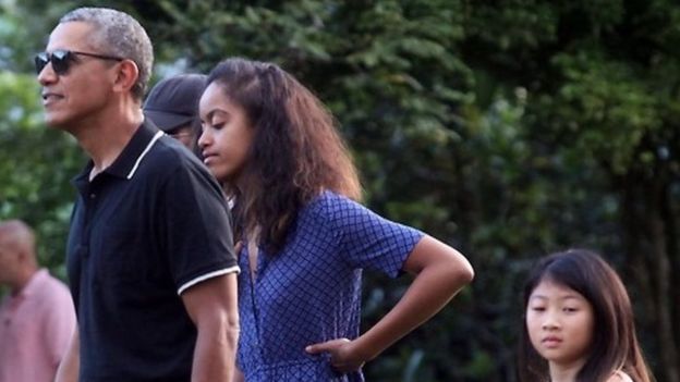 Barack Obama and family enjoy Indonesia holiday - BBC News