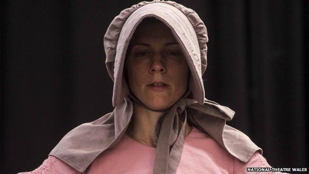Aelod o'r cast Laura Ward