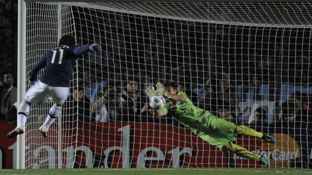 Muslera le detiene el disparo a Tévez.