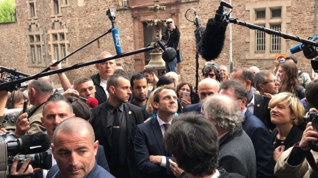 Emmanuel Macron (centre) outside Rodez cathedral in southern France (5 May 2017)