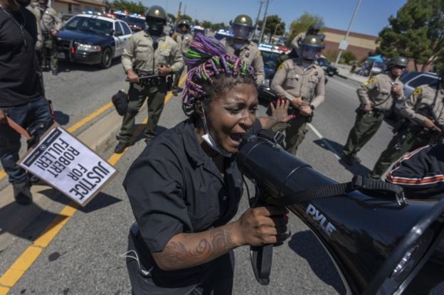 Una protesta tras la muerte de Robert Fuller en Palmdale.