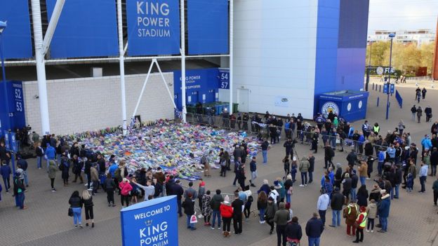 Maua na karatasi zenye salamu za rambirambi vimewekwa nje ya uwanja na mashabiki wa Leicester City