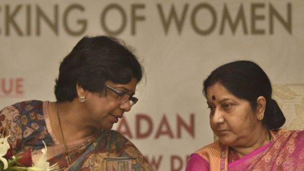 La ministra Sushma Swaraj y Vijaya Rahatkar, presidenta de la ComisiÃ³n Nacional de la Mujer