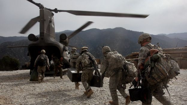 Militares suben a un helicóptero en Afganistán.