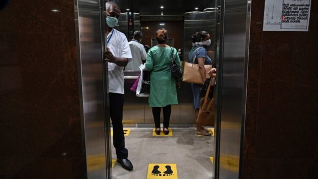 Lift hanya dapat menampung beberapa orang. Di dalam lift pun, orang-orang harus menjaga jarak.