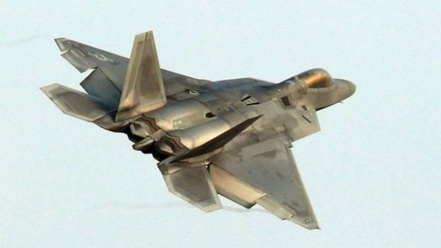 Một máy bay tàng hình F-22 Raptor của Quân lực Hoa Kỳ bay qua căn cứ quân sự Gwangju trong cuộc tập trận chung Mỹ - Nam Hàn