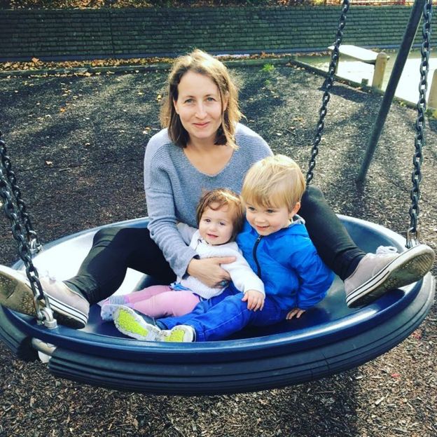 Ellie Finch Hulme com os dois filhos