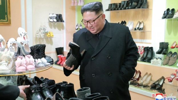 Kim Jong-un, en una tienda de zapatos.