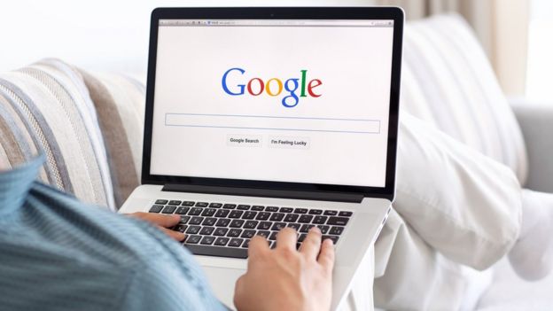 Imagen de un hombre con un portátil en la entrada al buscador de Google.
