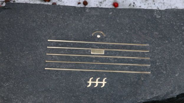 Надгробный камень Альфреда Шнитке с нотным знаком бесконечной паузы