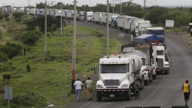 Camiones varados en un carretera en Nicaragua