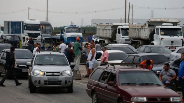 Engarrafamento provocado pela greve de caminhoneiros em rodovia do Rio de Janeiro nesta quarta-feira