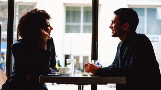 Una mujer y un hombre conversando.