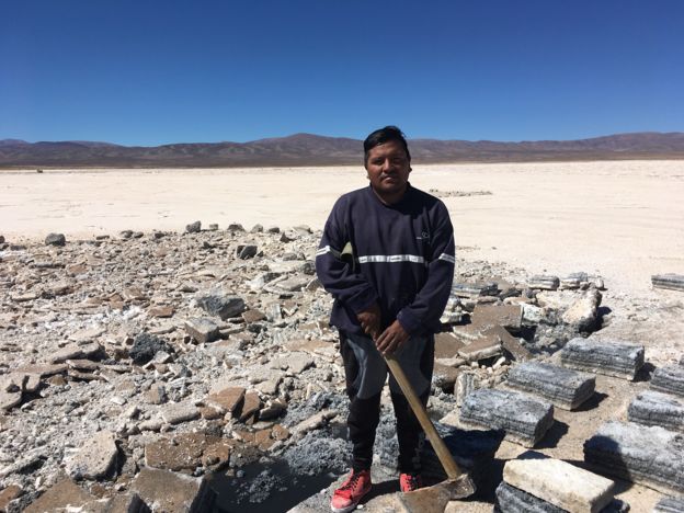 Franco Lamas, minero de sal en Salinas Grandes.
